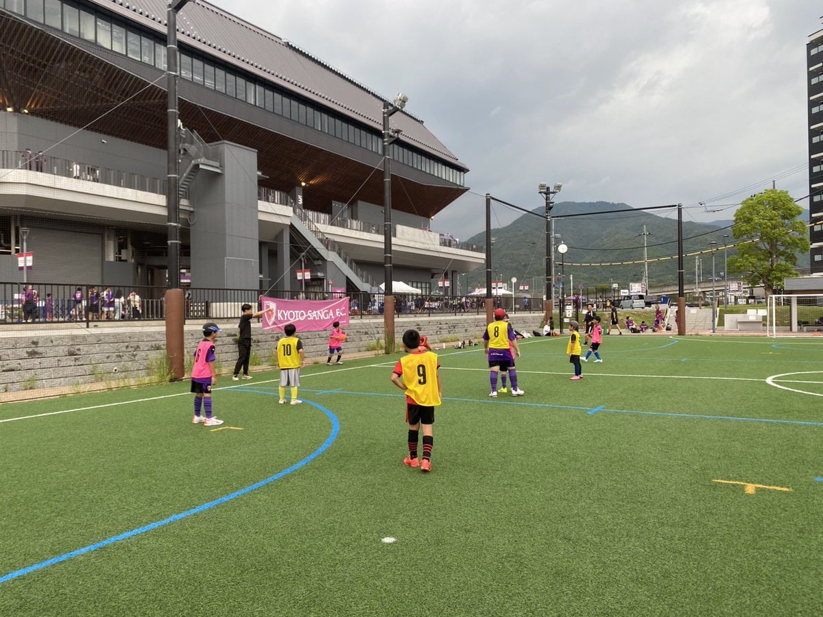 sangafc_school's tweet photo. 【HGイベント エンジョイサッカー教室】

今回は「ドリブル」をテーマに、沢山ボールに触れながら楽しくチャレンジしました😊

途中、悪天候の影響により予定より少し早めの終了となりましたが、最後まで子どもたちは元気いっぱいプレーしてくれ、とても楽しいサッカー教室となりました❗️

#京都サンガ https://t.co/5LVhXrOcTN