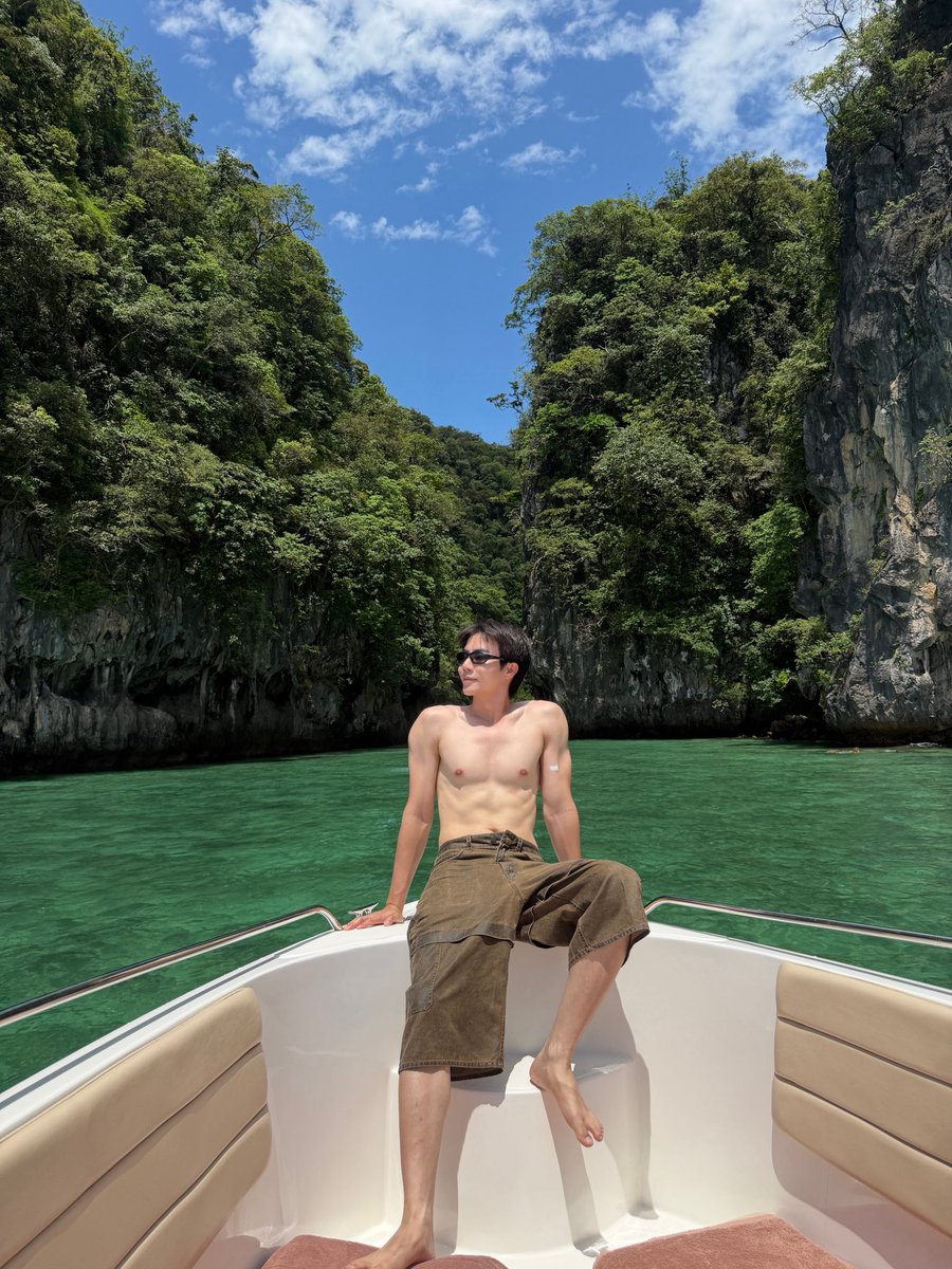 zee_pruk's tweet photo. Great vibes and a beautiful sea. 💙💚 #ZeePruk https://t.co/NMQ2xognQ6