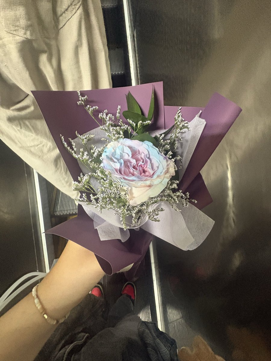 kimdahnu's tweet photo. 부치라면 이유없는 꽃 선물 한 번은 해야겠지 https://t.co/2f6Gwvgqfd