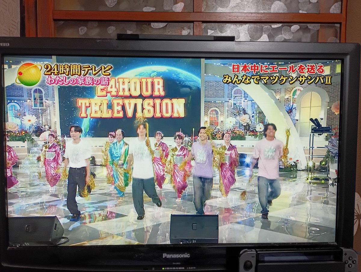 Rin14219's tweet photo. 今年の24時間テレビ、先月の熊本大震災、マツケンサンバから始まった
#24時間テレビ https://t.co/vcjEIUrwnc