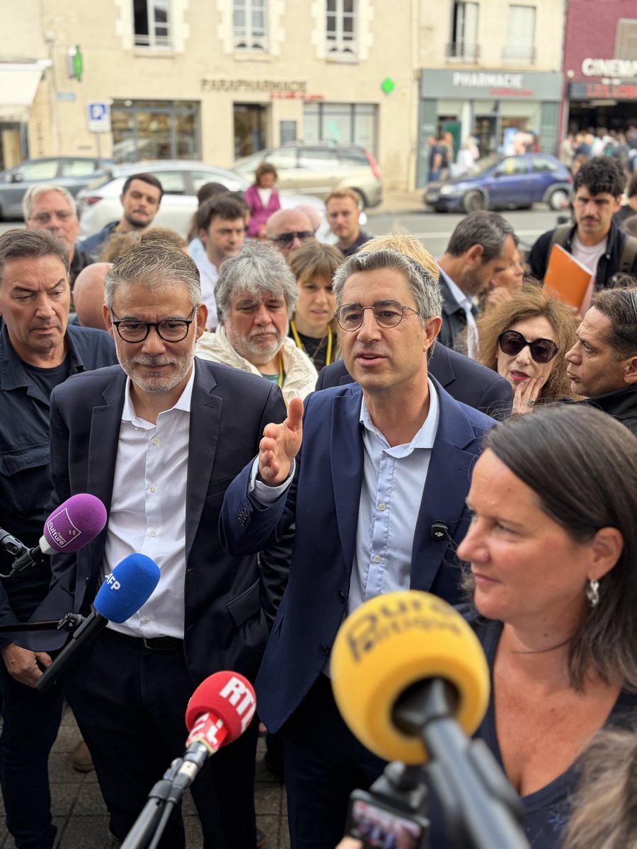 A_Oberdorff's tweet photo. 🎩 Et si @Francois_Ruffin était l’invité surprise de cette primaire socialiste ?
Dans l’aile gauche du PS, le courant @AV_socialiste pousse pour que le leader de Picardie Debout, ex-Insoumis, participe aux festivités. Sophie Taillé-Polian, députée Génération·s et proche de Ruffin, y est également favorable.
« La seule manière d’éviter un duel Faure-Glucksmann avec un corps électoral de 40 000 militants, c’est que François participe. Avec lui dans les débats, on fait dérailler le train des gauches irréconciliables qui nous envoie droit dans le mur », résume un partisan de cette option au PS.
Et l’élargissement pourrait ne pas s’arrêter là. Interrogé sur la possibilité de faire participer à cette primaire certains de ses camarades de L’Après, @alexiscorbiere n’a pas totalement fermé la porte : pas question d’être « manœuvrier », dit-il, mais il veut « étudier les conditions d’accès ».
François Ruffin, lui, reste très critique du dispositif voté le 9 juillet dernier par les instances du PS. Il déplore le choix des socialistes de se replier sur un scrutin « censitaire », avec un coût d’entrée à 15 euros. Et ironise sur l’inflation depuis 2011 : à l’époque, 2 euros lui avaient suffi pour voter en faveur de la « démondialisation » d’Arnaud Montebourg.
