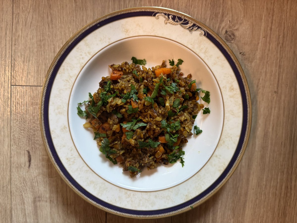 WolfgangFRothe's tweet photo. Gebratener Reis mit roten Linsen und Karotten, scharf gewürzt.
#Mittag #Essen #Mittagessen #Küche #Kochen #Rezept #SelbstIstDerPriester #Pfarrhausküche https://t.co/PBUDc72wJk