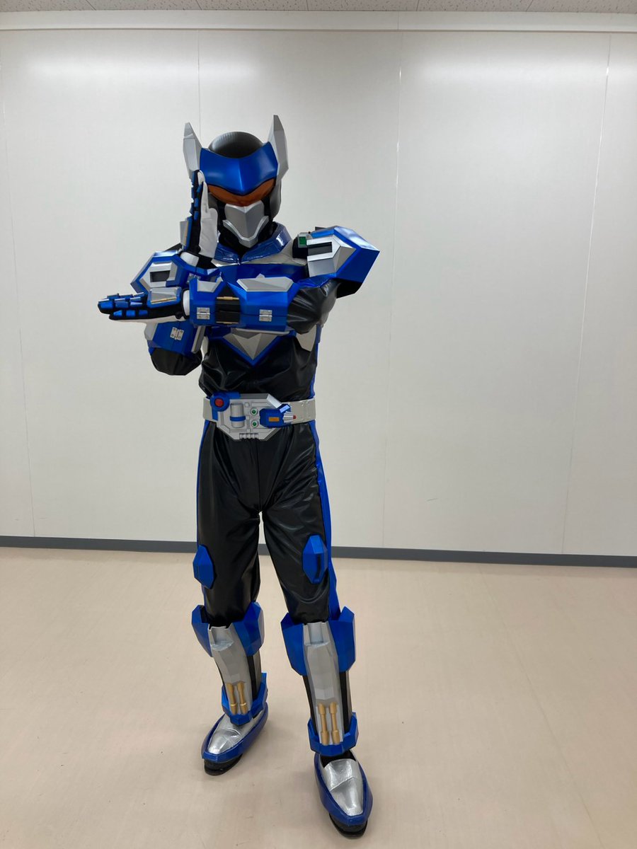 EXEATER_GABITO's tweet photo. こないだの室内撮影のオフショット！
中の人の趣味的に咄嗟に出てしまうポーズ(笑)

シェガードがそんな人知を超えたパワー出してしまったらガビトの立つ瀬がないでしょうが！ https://t.co/pyQNX6NTW6