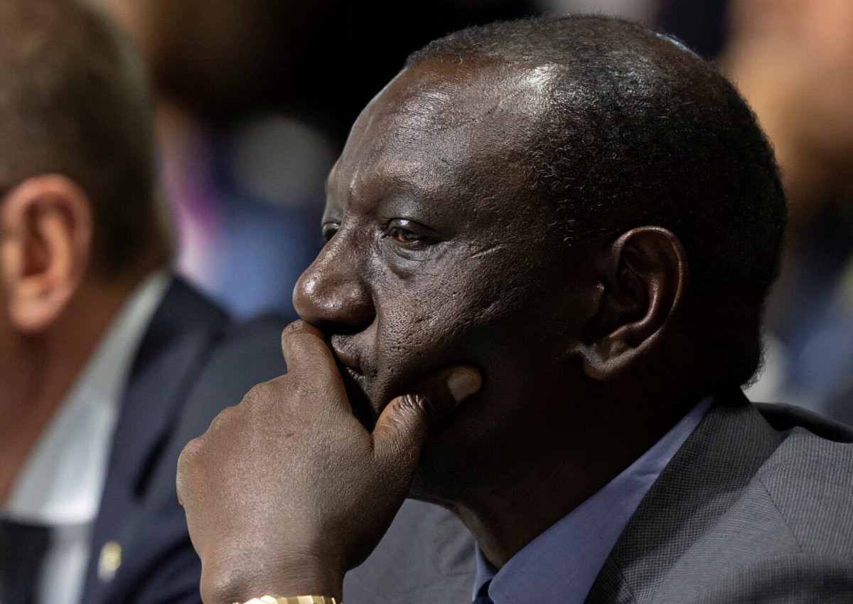 C_NyaKundiH's tweet photo. Since William Ruto took office, Kenya’s public debt has increased by roughly Sh4.25 trillion…. 

Mathematically this is what Ruto borrows….. 

Sh1.08 trillion every year.

Sh90 billion every month.

Sh2.96 billion every day.

Sh123 million every hour.

Sh2.05 million every minute.

About Sh34,000 every second.