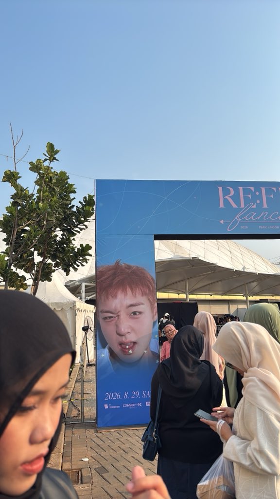 leoniquepensee's tweet photo. Guys yg mau freebies kita disini yaaa say hii aja masih banyakkk #박지훈 #PARKJIHOON #REFLECTinJakarta https://t.co/offXEKioux