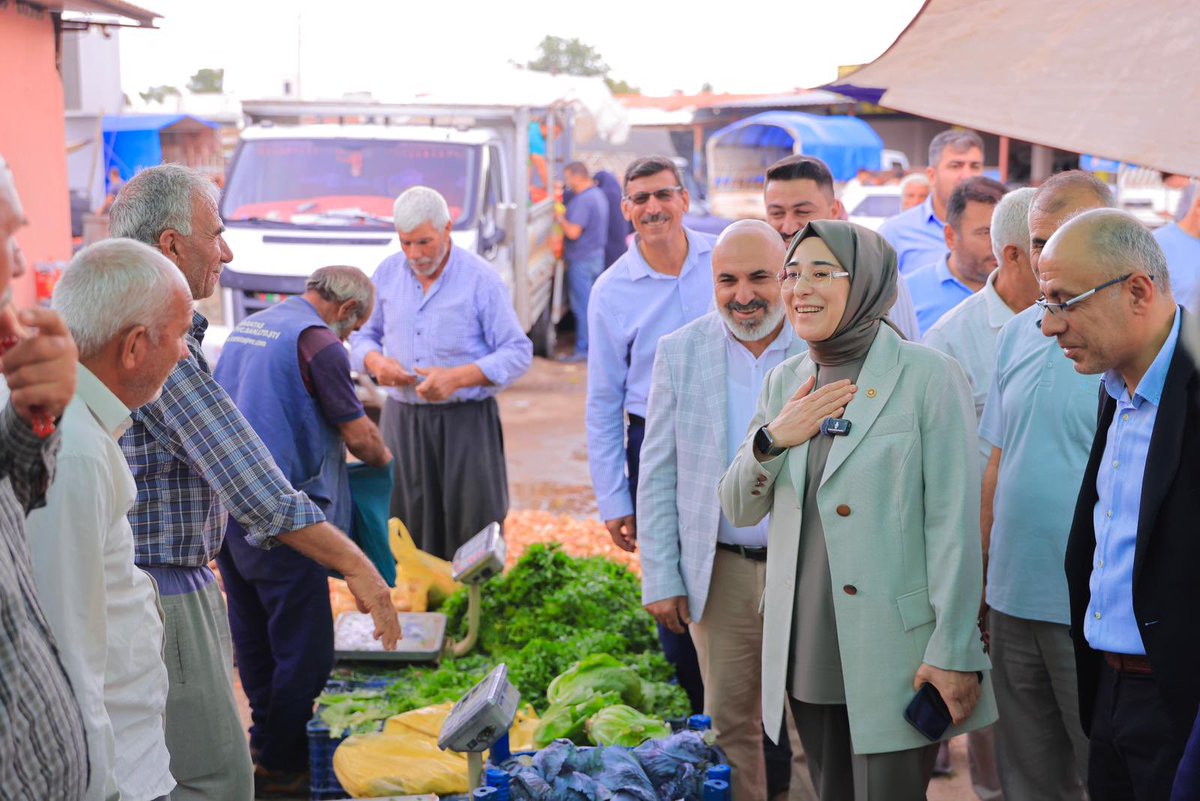 CYAZMAC's tweet photo. 📍Bozova 

Yaylak semt pazarında hemşehrilerimiz ve pazarcı esnafımızla bir araya geldik.

Bozova İlçe Başkanımız Mehmet Akgün, Şanlıurfa Büyükşehir Belediye Meclis Üyemiz Ali Ekinci, İlçe Koordinatörümüz Ahmet Şamdancı ve teşkilat üyelerimizle birlikte tezgahları tek tek dolaşarak esnafımıza bereketli kazançlar diledik, alışveriş yapan vatandaşlarımızın talep ve önerilerini dinledik. 

Güler yüzü ve sıcak muhabbetiyle bizleri karşılayan hemşehrilerime teşekkür ediyor, esnafımıza hayırlı ve bereketli kazançlar diliyorum. 

@RTErdogan @Akparti @abuyukgumus @avmehmetakgun @Akbozova1 @ahmtsamdanci