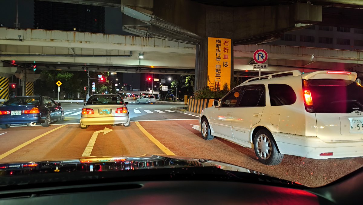 RA1996_trueno's tweet photo. 全車線に110系カローラとスプリンターが停まる異常交差点 https://t.co/hnrFti45y1