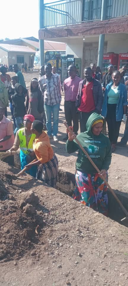 AkifezaGrace's tweet photo. Earlier today, I joined the masses in Kisoro District to clean Kisoro Municipality.

I encouraged the masses to embrace government programs to increase household incomes for the betterment of our district https://t.co/EpNBVO9JPp