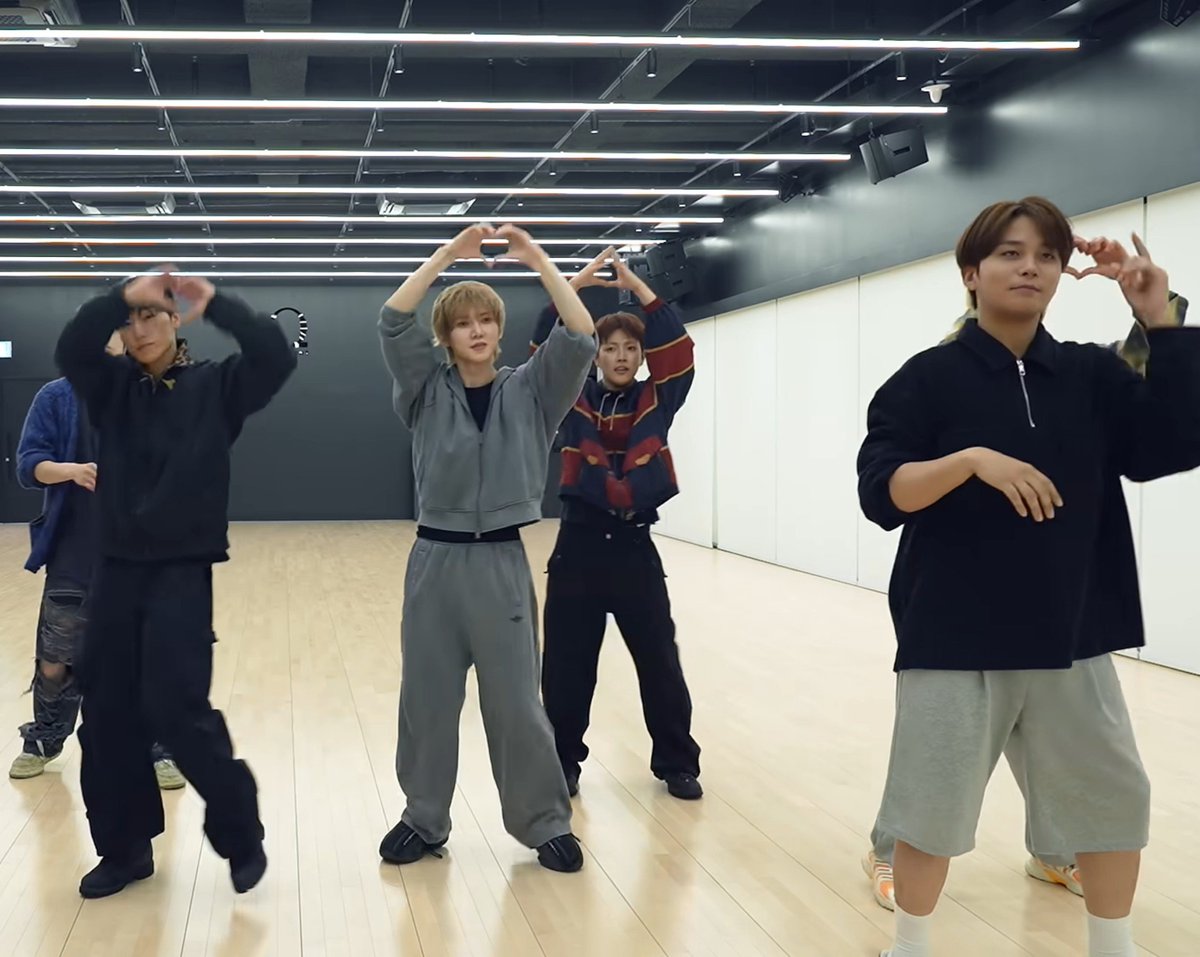 _a_tiny_atiny's tweet photo. 다들 하트 하고 있는데 혼자 삼각형을 만들고 있었네ㅋㅋㅋㅋㅋㅋㅋ https://t.co/T2Jb417iyy