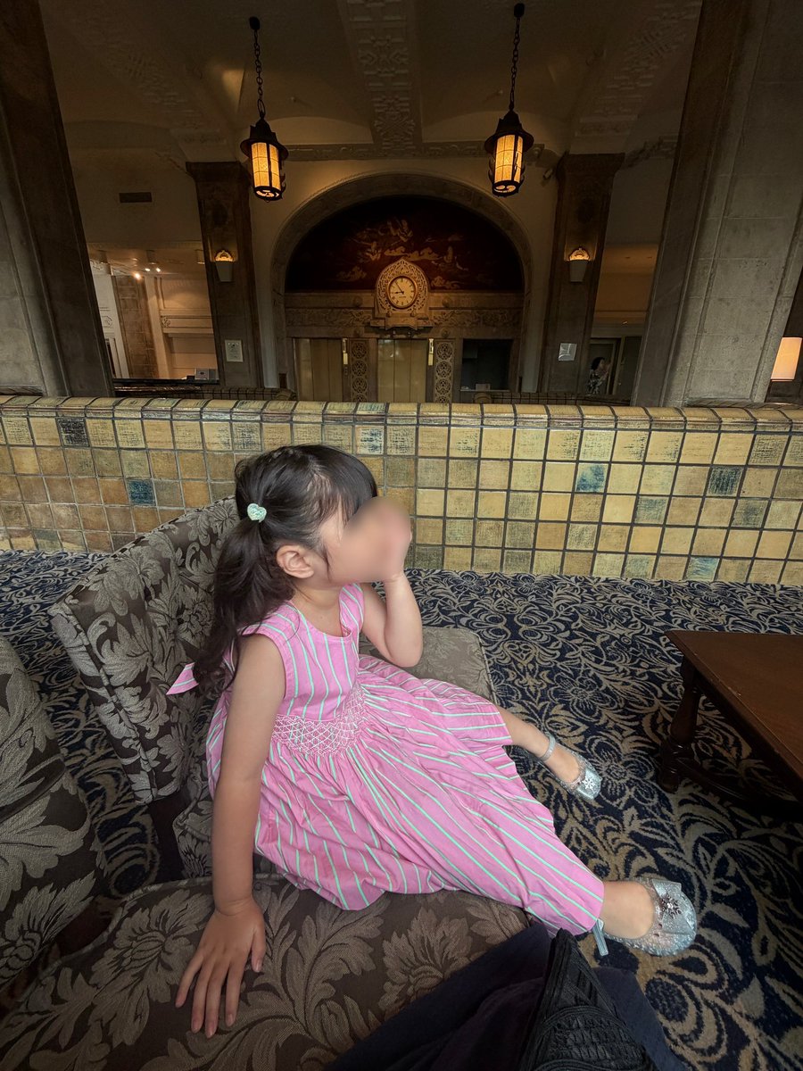 yukainakoike's tweet photo. 息子と夫が泊まりで出かけたので、では我々も…と金曜仕事後出発し娘とプチ旅行してきました。良質空間最高。
お泊まり楽しいねという話をしてたら「屁の臭いお父さんもいないし、うるさいにぃにもいないし、かわいい娘ちゃんだけ♪」と娘が自分で言っていて笑ってしまった。
#ホテルニューグランド https://t.co/uqjdBvsddD