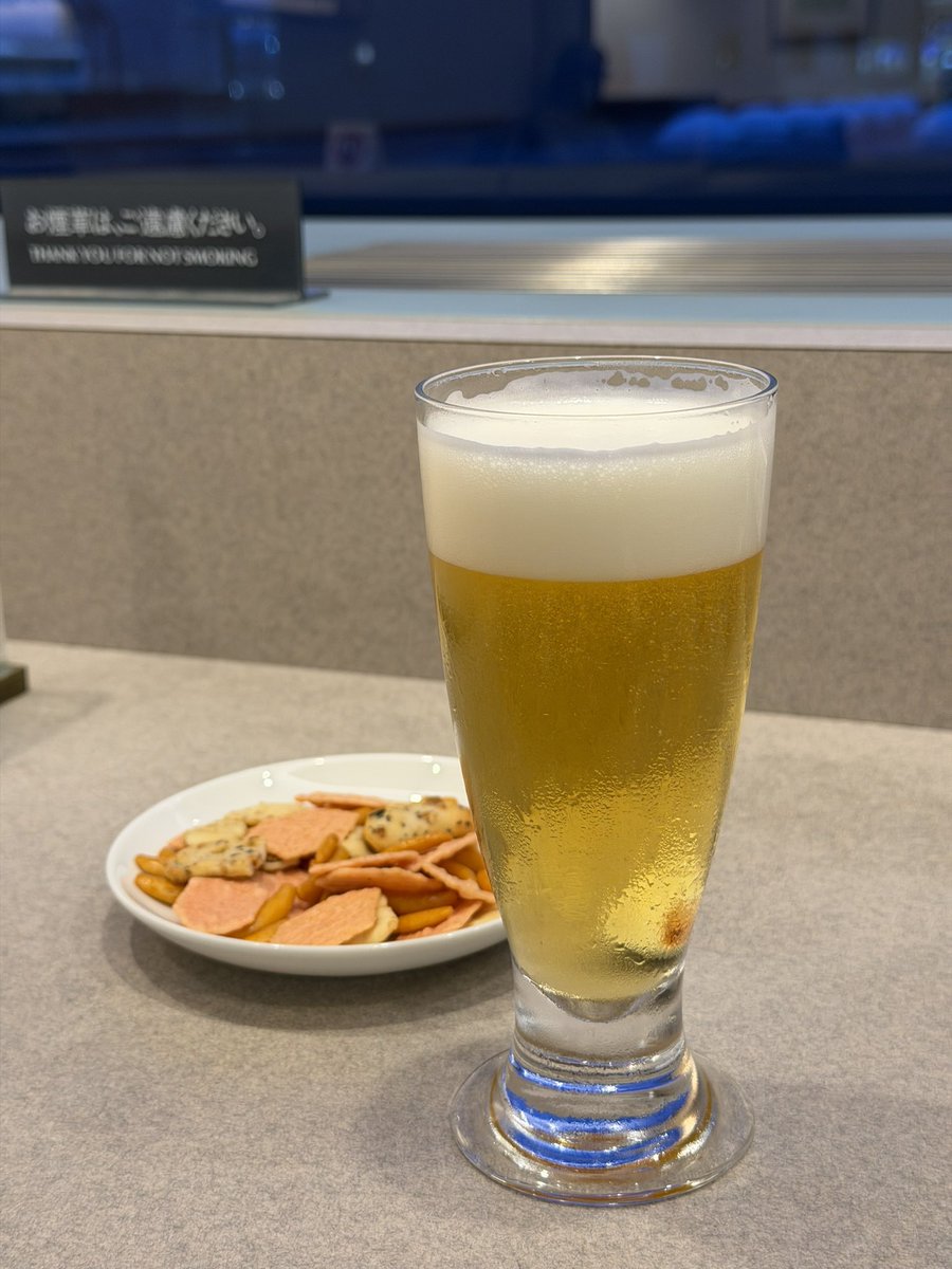 syuuji's tweet photo. そういや成田空港国内線のサクララウンジ初めて入ったかもしれない。まぁごく小さめの普通の国内線ラウンジでした。 https://t.co/k8rJp6GO4j