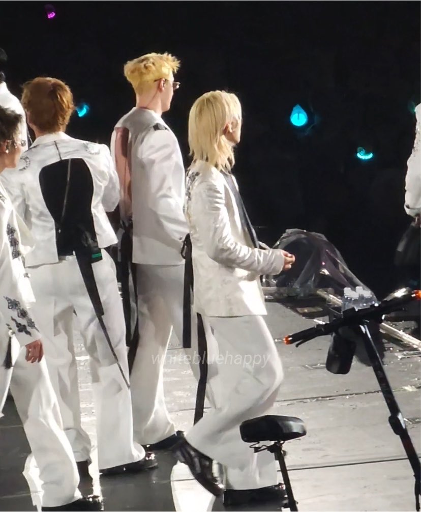 SEUNGM1NE's tweet photo. all have their back exposed except Changbin, Lee Know and Seungmin and definitely not surprised😆 https://t.co/JUiTpVHyq2