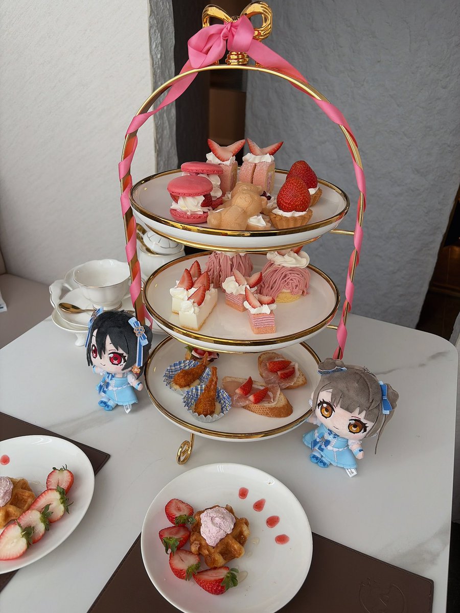 sechonlette's tweet photo. 茶しばいてきた
ことにこ🐤☺︎
千奈莉波🧡🩷
そしてハチワレ https://t.co/FUeYW4BfaT