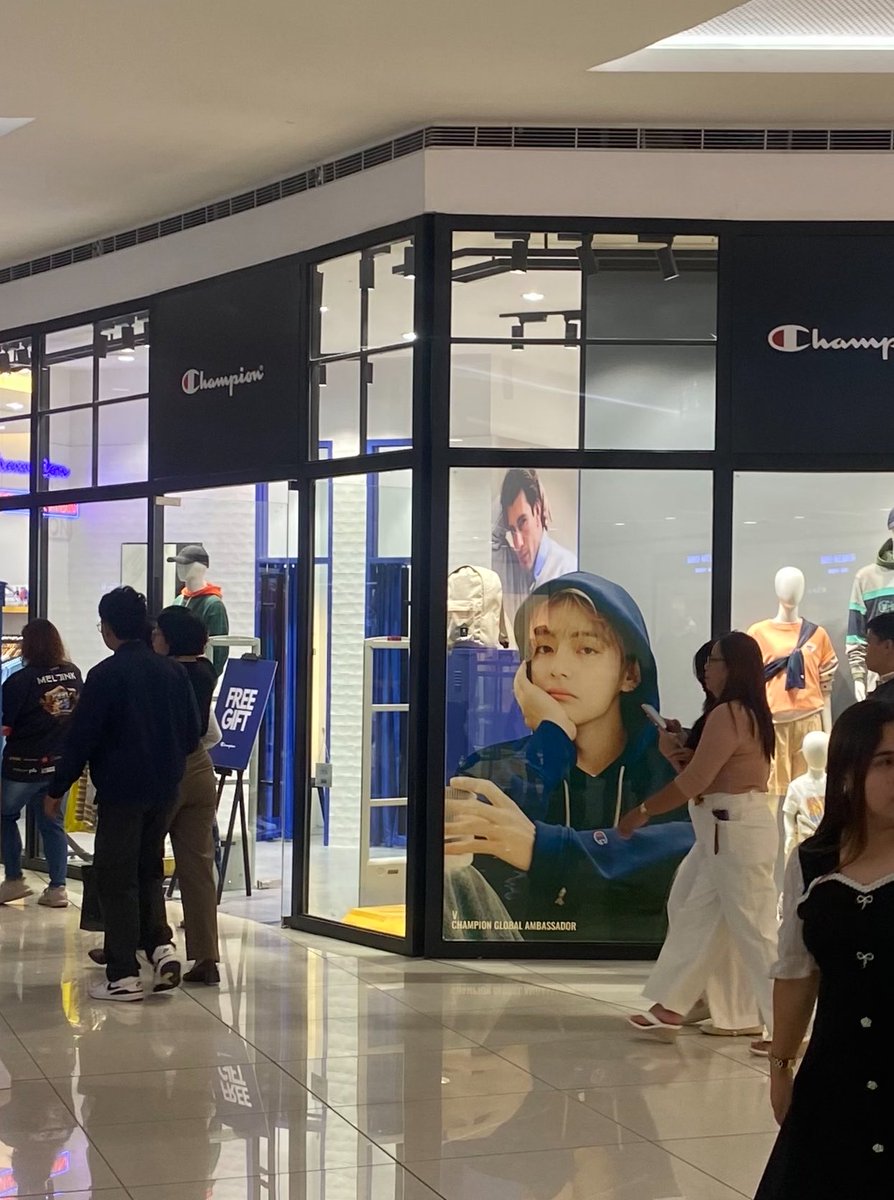 218gcf's tweet photo. it really makes my day every time i see anything bts related in public hehe

📍moa https://t.co/nSMwimpOcl