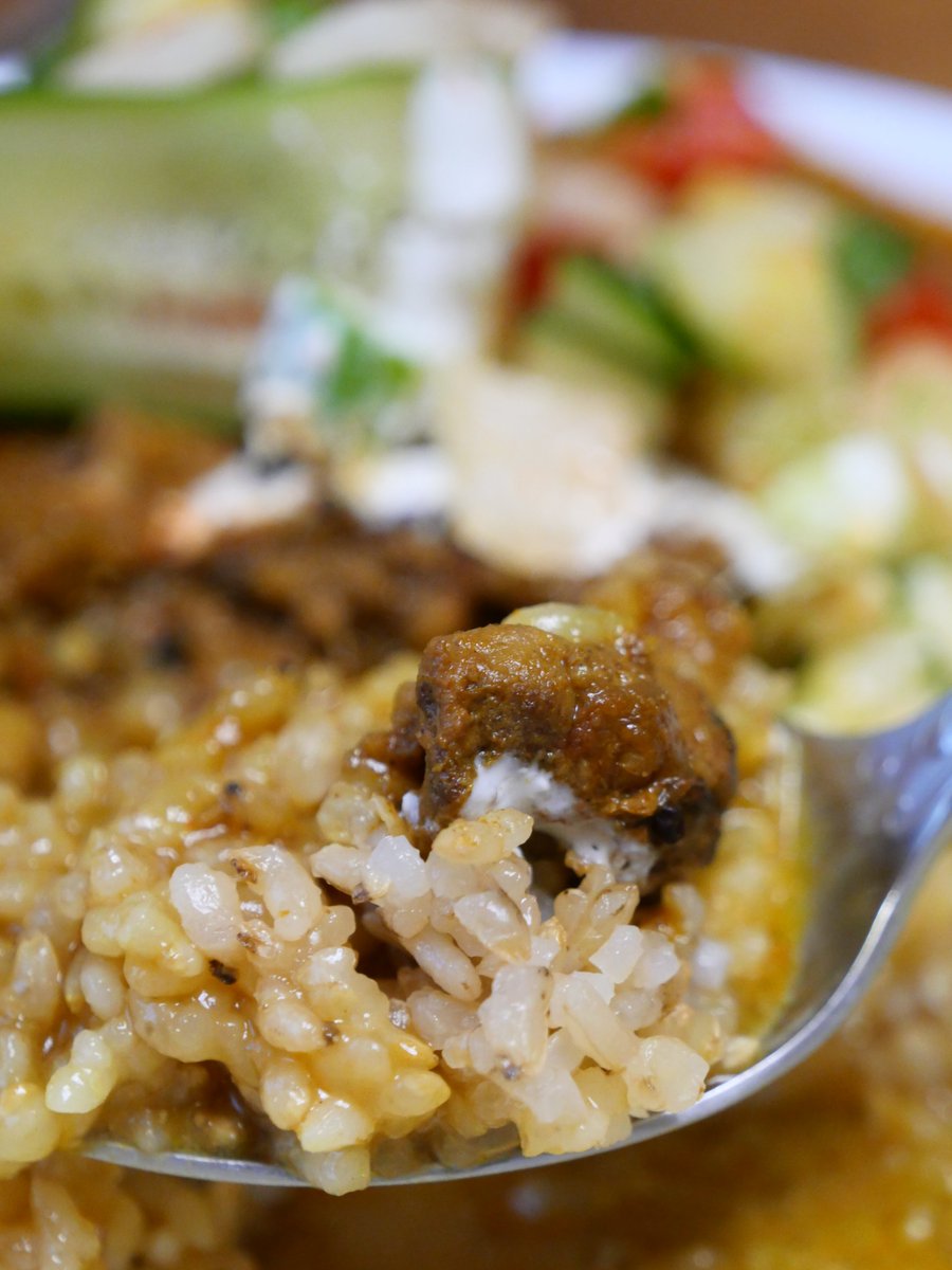 Tre_spice3's tweet photo. .まかないごはん。

週末は、なんでも「のっけ丼」的に➰🤣。
　ベイガン🍆 と チキン🍗カレーを あい盛り🍛😁。

　サラダ🥗。
　　カチュンバル🍅。
　　ライタ🌿。

　ご来店いただいた皆さまに感謝です🙇。

　いただきます🙏。
美味いわぁ～😋。

#宇都宮
#トレスパイス
#まかないごぱん https://t.co/cbBPFDwegQ
