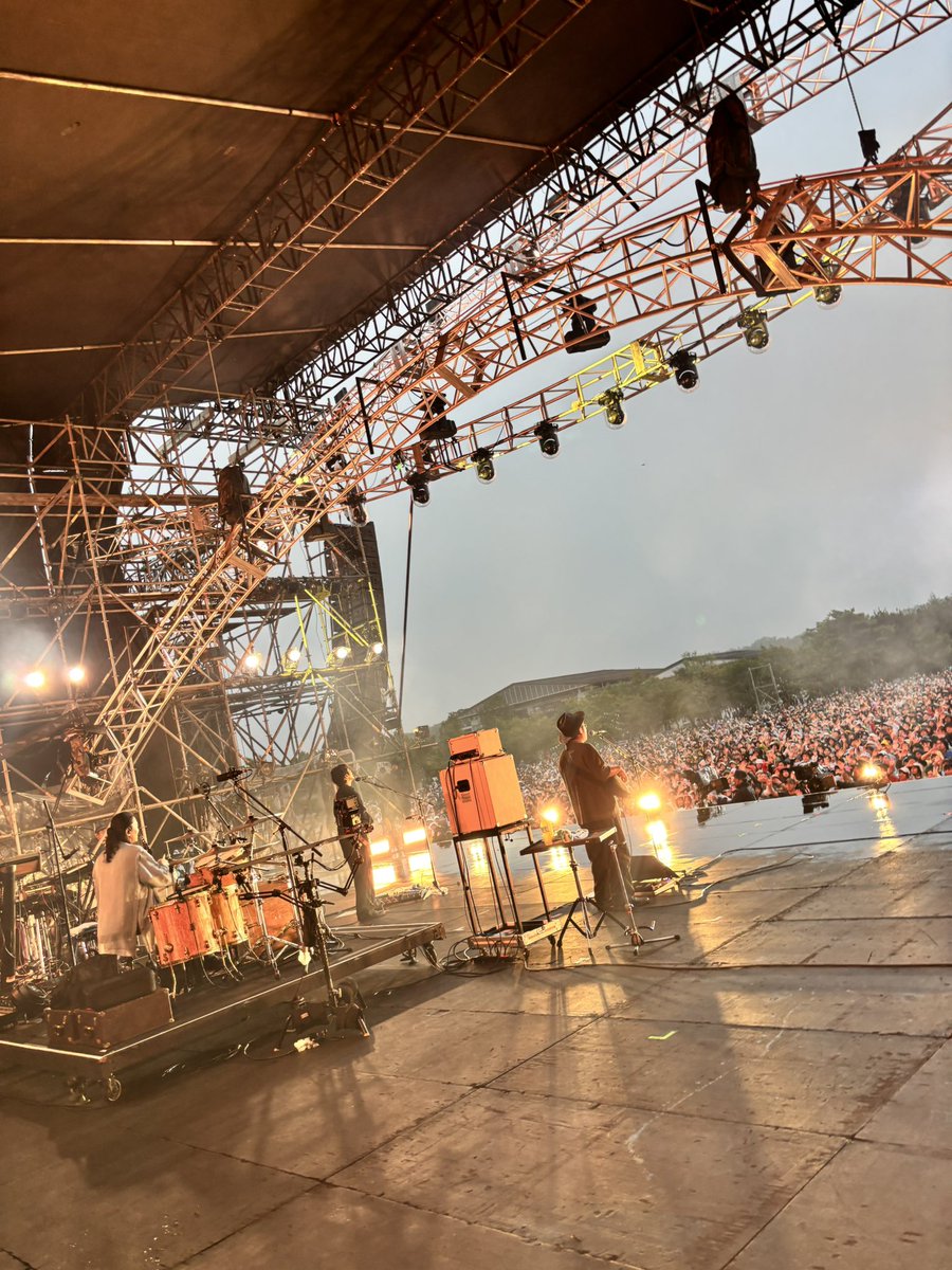 remioromen_oa's tweet photo. SWEET LOVE SHOWER 2026
雨の中たくさんお集まりいただき、ありがとうございました！

-SETLIST-
1. 粉雪
2. 雨上がり
3. 南風
4. 太陽の下
5. さあはじめよう
6. スタンドバイミー
7. 3月9日

🎧https://t.co/uo00r6A075

#レミオロメン
#ラブシャ https://t.co/QOZ4NwucwS