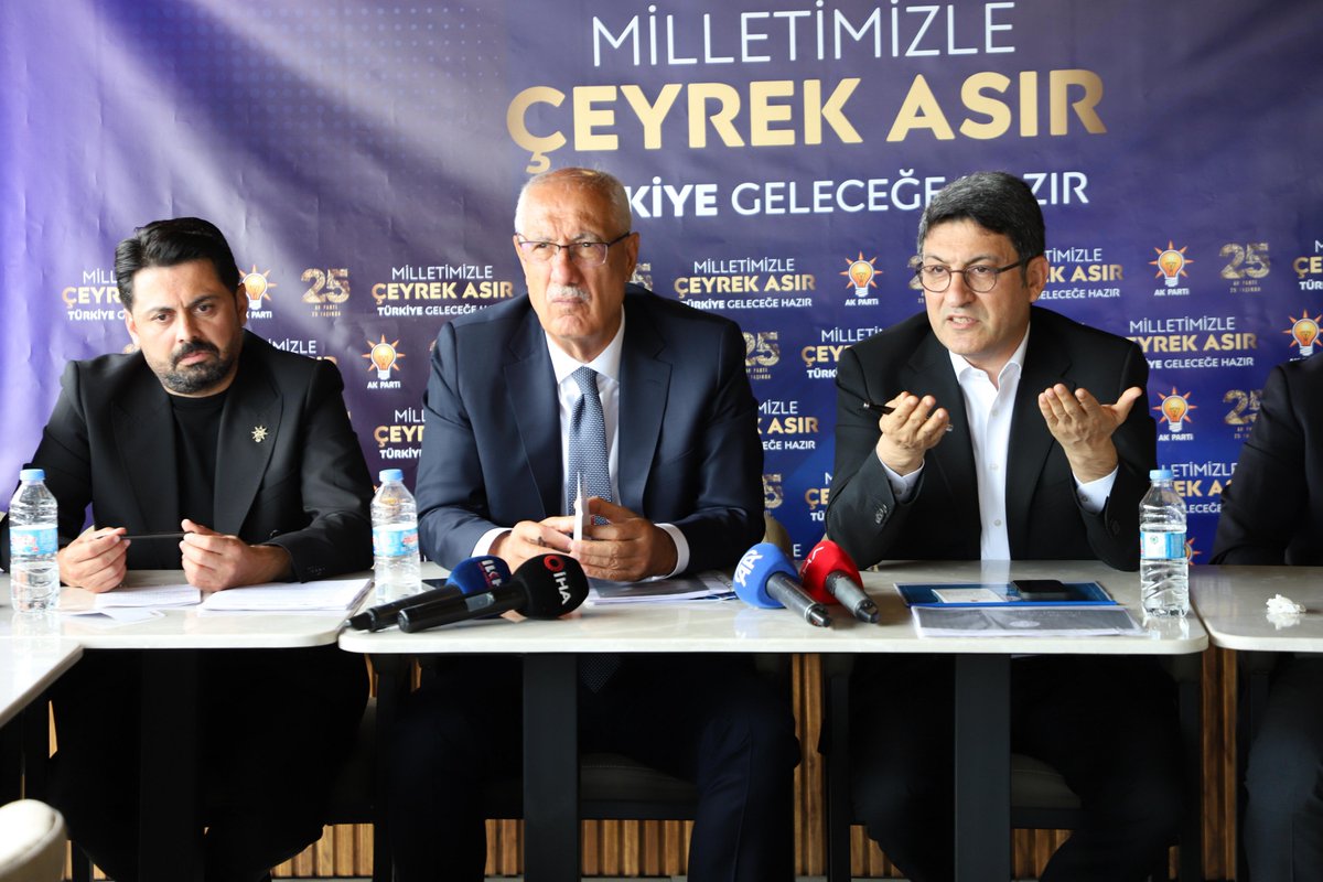 Korkutata_Zeki's tweet photo. 📍 Basın Toplantısı | Bingöl

Kıymetli basın mensuplarımızla bir araya gelerek şehrimizin önceliklerini, devam eden yatırımlarımızı ve önümüzdeki döneme ilişkin çalışmalarımızı değerlendirdik.

AK Parti’nin kutlu yürüyüşü, 25 yıldır milletimizin güveni ve desteğiyle eser, hizmet ve kalkınma siyasetiyle devam ediyor. Bizler de aynı anlayışla Bingöl’ümüzün bugününü güçlendirmek, yarınlarını daha sağlam temeller üzerine inşa etmek için çalışmalarımızı sürdürüyoruz.

Basın toplantımızda;

• Milli Birlik ve Bütünleşme sürecini ve bu kapsamda yürütülen çalışmaları,
• Stadyum ve sentetik sahalar başta olmak üzere spor yatırımlarını,
• Eğitim alanındaki çalışmalarımızı,
• İçme suyu projelerini,
• Sağlık hizmetlerimizin kapasitesinin artırılmasını ve 500 yataklı yeni hastanemizin açılış planlamasını,
• Yeni ceza infaz kurumu projesini,
• Organize Sanayi Bölgesi genişleme alanı ve Küçük Sanayi Sitesi çalışmalarını,
• Kentsel dönüşüm ve şehircilik çalışmaları ve 350 dönümlük Askeri alanın şehre kazandırılmasını,
• Tarımsal sulama yatırımlarını,
• Ulaşım projelerimizi ve Bingöl Havalimanı PAT sahaları yenileme çalışmalarını,
• Aile ve sosyal hizmetler kampüsü inşaat sürecini,
• İl Özel İdaremizin yeni asfalt plenti, araç-gereç ve iş makinesi alımları ile altyapı çalışmalarını,
•Kültür ve turizm çalışmaları kapsamında  Bingöl’ün turizm potansiyelini kapsamlı şekilde ele aldık.

Her yatırımın merkezinde Bingöl’ün kalkınması, hemşehrilerimizin yaşam kalitesinin yükselmesi ve şehrimizin geleceğe daha güçlü hazırlanması vardır.

Türkiye Yüzyılı vizyonuyla; Bingöl’ün potansiyelini büyütmeye, ihtiyaçlarını karşılamaya, şehrimize yeni eserler kazandırmaya ve hemşehrilerimize hizmet etmeye kararlılıkla devam edeceğiz.