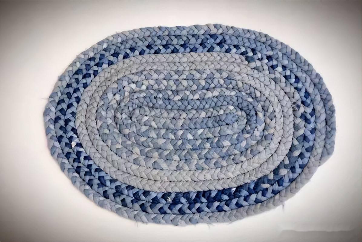 PAOLAsc15's tweet photo. Got 1 spare old tee Cut it, braid it, and you’ve got a cozy fabric rug in an hour—super fun weekend DIY project! https://t.co/abRrSeaf5X