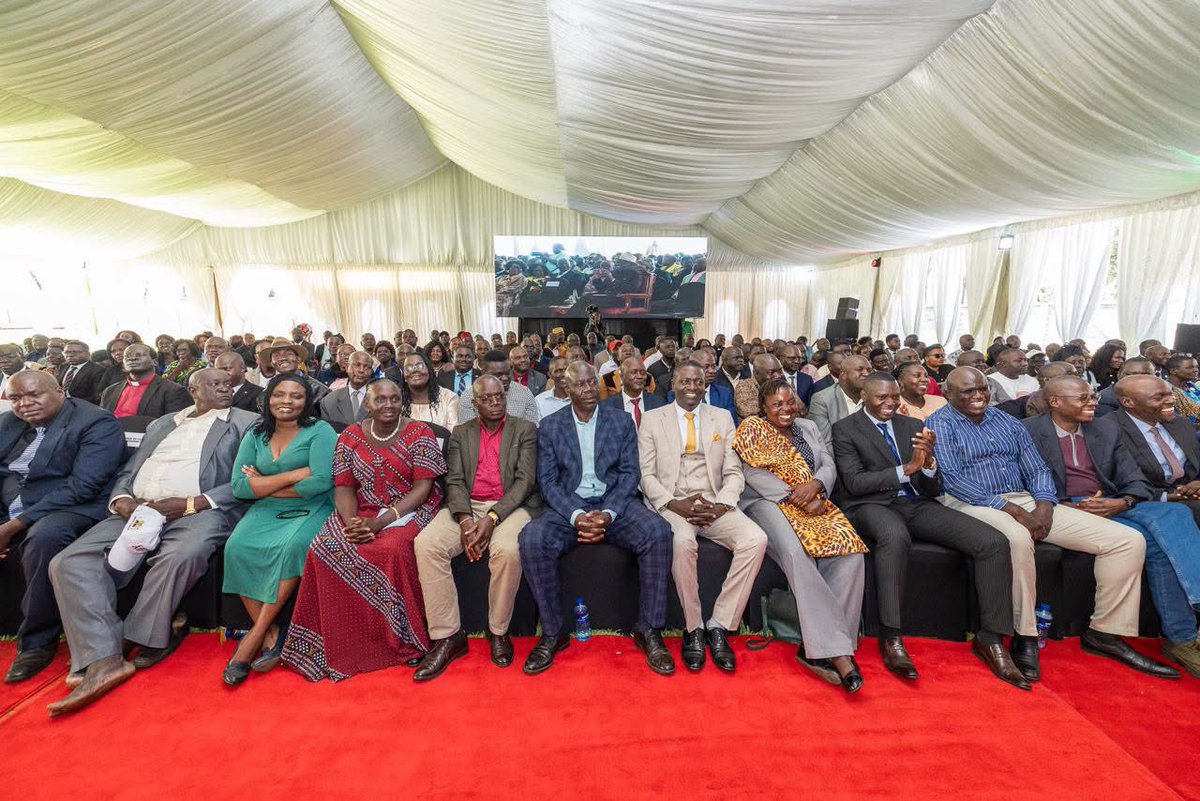 MsenanguFM's tweet photo. Rais Ruto alimsimika Mzee wa kabila la Teso, anayeitwa Ojokotau (mtu mwenye moyo mkuu), katika Ikulu Ndogo ya Eldoret. https://t.co/yb7I8eBQXe