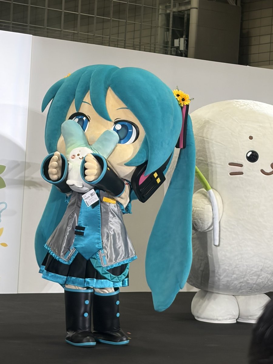 KuGtt's tweet photo. ミク()さんとしろたんの撮影会だよー
しろたんを頭に乗せてたりしてかわいかったよー
#マジカルミライ2026 
#しろたん https://t.co/VCA5DbkAUk