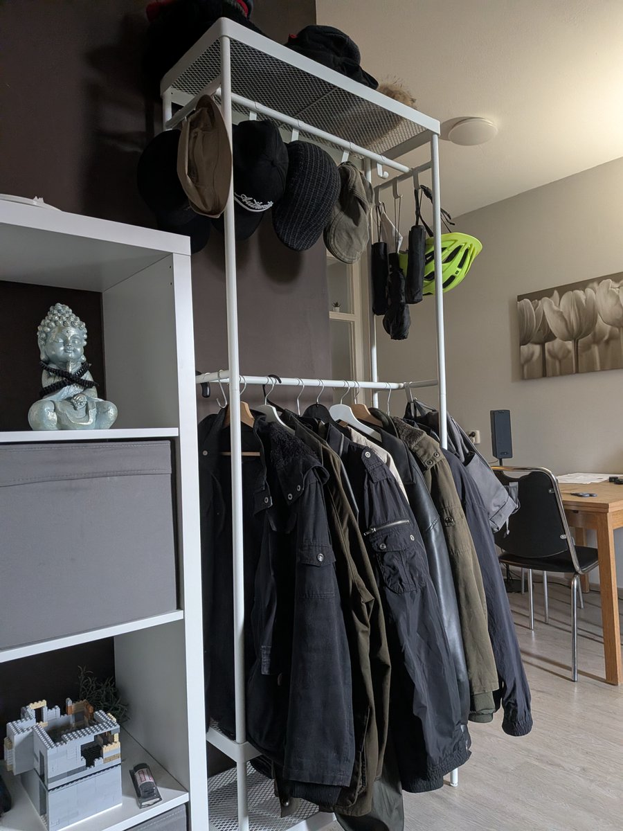 Koen56r's tweet photo. bathroom hal to livingroom so the workers can be at the bathroom https://t.co/VOBg2RrjVh