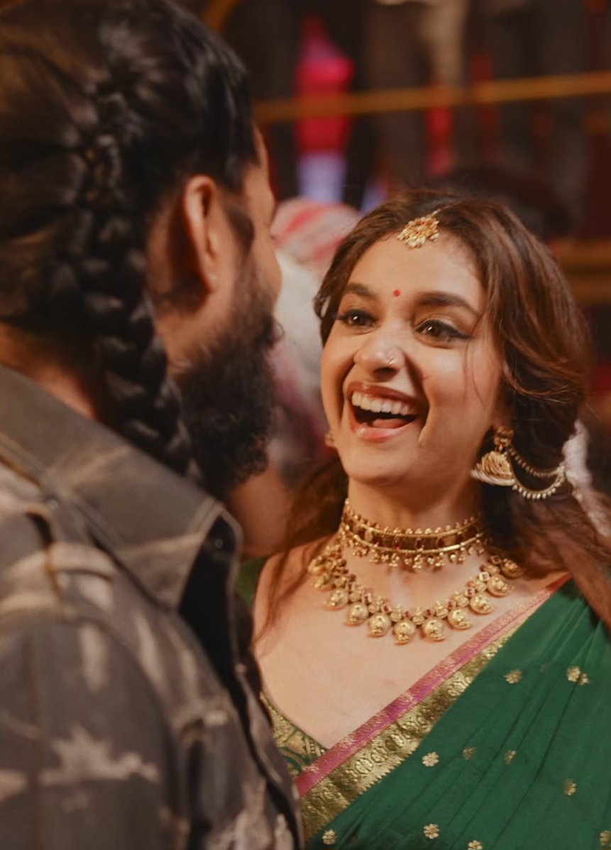 GetsCinema's tweet photo. #TheParadise KeerthySuresh Having a Perfect Rapport between Nani and odela in #YeshaNagula Song https://t.co/AEVi88Vcjp