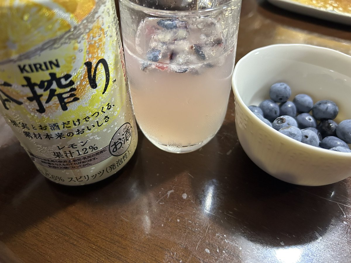 wacota's tweet photo. 美味しいブルーベリー🫐があったので、潰してレモンサワーに混ぜてみたが…

思ったより、美味しくないことがわかった。

世の中に、ブルーベリーサワーが目立っていないことが分かった❗️ https://t.co/rLVItoapGk