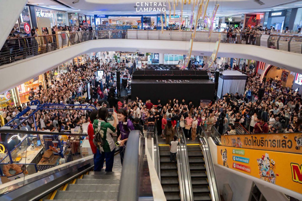 SG_F_SG's tweet photo. ไปเอนเกจ ไปไลค์ ไปแชร์ ไปเม้นเยอะๆเลยนะ ตอนจะกลับมีทีมงานห้างมาขอบคุณที่มากัน แล้วบอกว่ามีเสนอน้องมาเปิดไฟต้นคริสมาสต์ด้วบแหละ มาเอาใจช่วยกัน ลำปางก็แค่ปากซอย 💛💜

https://t.co/MOgyGkZjat

 AOUBOOM URANUS LAMPANG

#UranusClinicxAouBoom #AouBoom https://t.co/U8Qxjd8Eyq