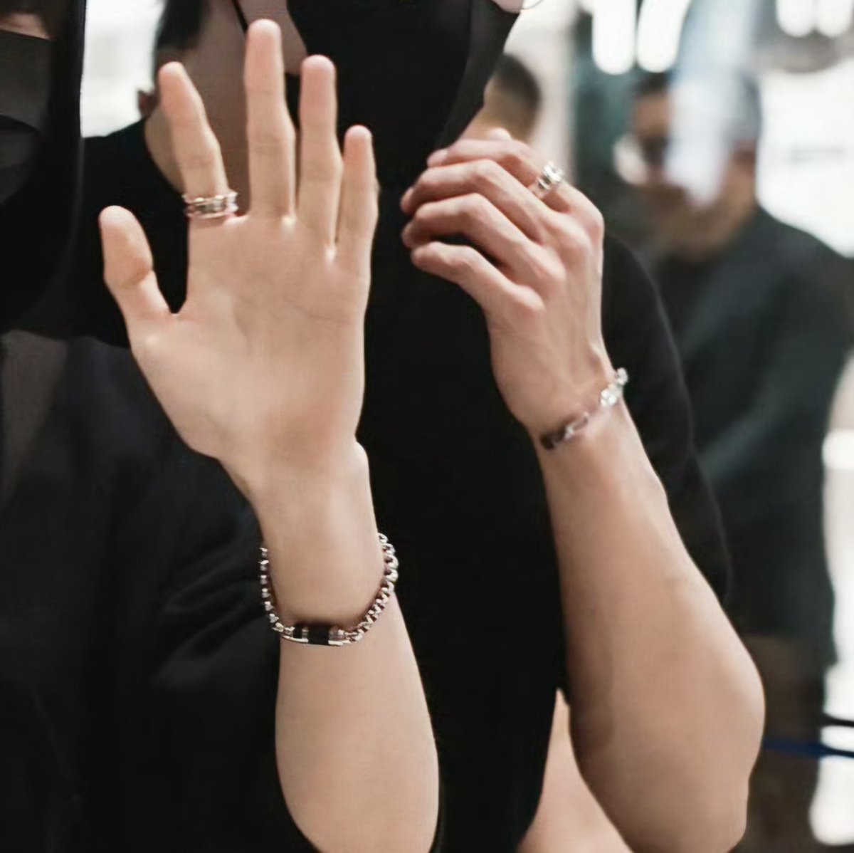 lurker_army's tweet photo. Gelangnya enggak couple itu ... 🌞 Dior | 🍊 LV https://t.co/WFK6SQeIZ4