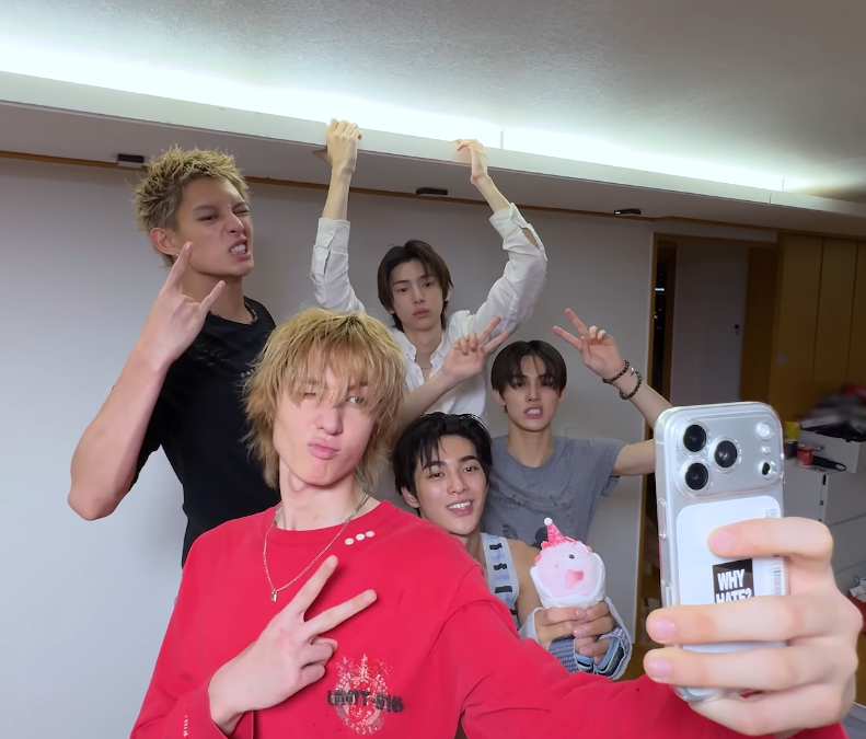 blumartine's tweet photo. the moment ➡️ the photocard https://t.co/aIjlEVbUWR