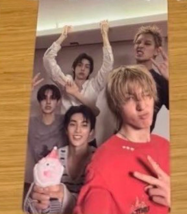 blumartine's tweet photo. the moment ➡️ the photocard https://t.co/aIjlEVbUWR
