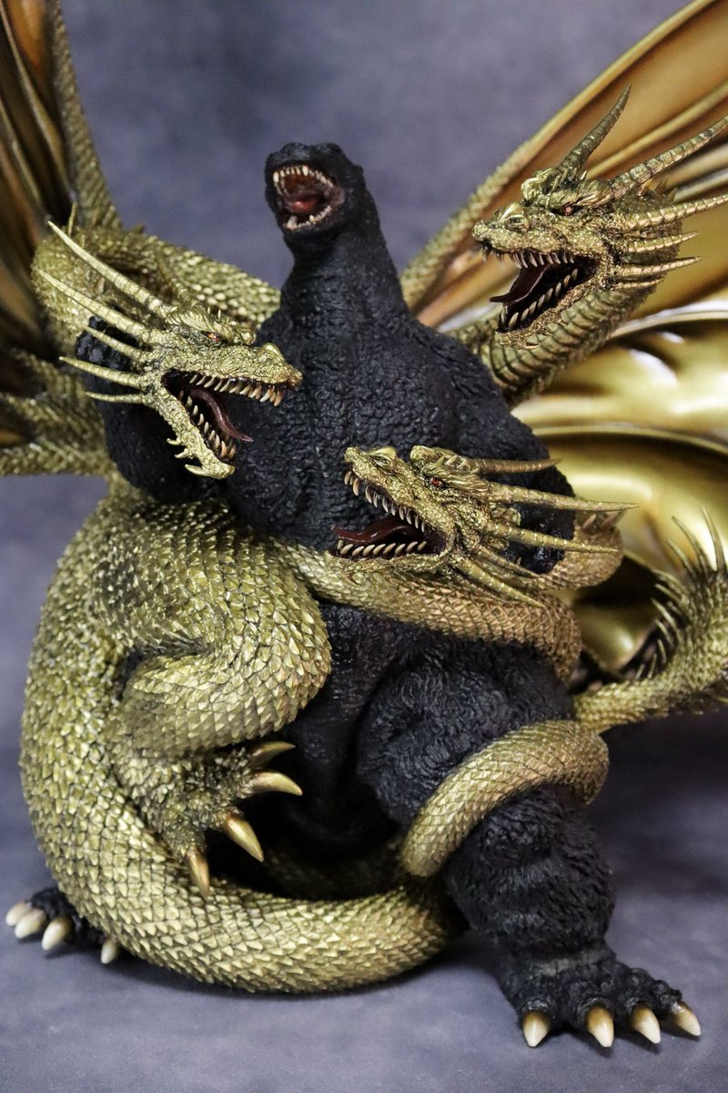 sarutajira's tweet photo. 「酒井ゆうじ造型工房　ゴジラVSキングギドラ(巻きギドラ)」

依頼者様よりOKを頂き完成。
青みも赤みも感じるようなギドラの色味、翼の陰影などにこだわりました。

何度見ても立体的な構図で格好良いキットです✨
#ゴジラ #godzilla https://t.co/ADUdrfLVoj