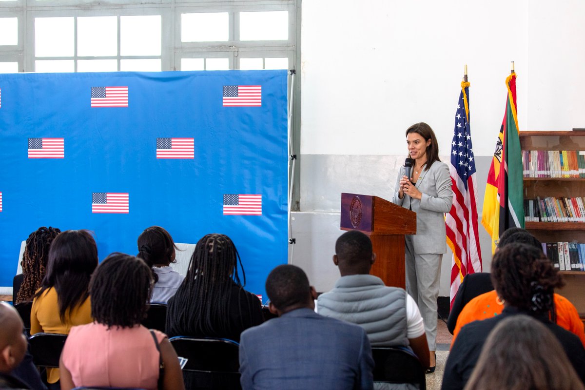 USEmbassyMoz's tweet photo. U.S. Government exchange alumni continue to lead, innovate, and strengthen partnerships across Mozambique. 

On August 20, the U.S. Embassy brought together alumni from @FulbrightPrgrm, @StateIVLP , @WashFellowship, Study of U.S. Institutes, @HumphreyProgram , @GlobalUGRADWL , the @CCIProgram the Academy for Women Entrepreneurs, and other U.S. Government exchange programs for an Alumni Symposium at the American Corner. 🇺🇸

Participants shared how their U.S. exchange experiences continue to shape their careers and contributed to their success in their respective fields. Exchange programs build lasting connections between Mozambique and the United States, creating networks of leaders who turn ideas into impact.  
 
#ExchangeAlumni #USMZ #EstamosJuntos