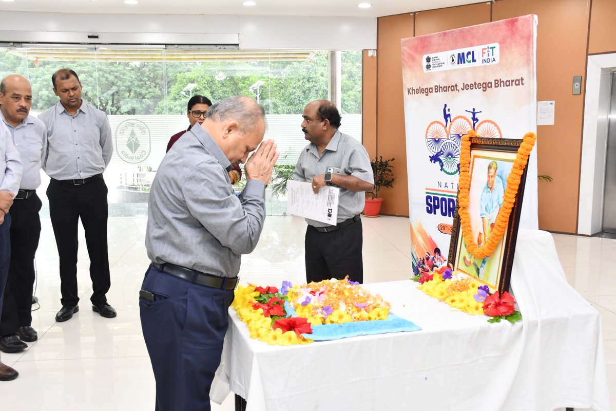 mahanadicoal's tweet photo. KHELEGA BHARAT, JEETEGA BHARAT!

MCL joins the nation in celebrating #NationalSportsDay2026.

Shri Uday Anant Kaole, CMD, MCL along with Shri Md. Anzar Alam, Director (Finance), Shri Sanjay Kumar Jha, Director (Technical), and Shri Sambeet Saurav Nayak, CVO, MCL paid floral tribute to Major Dhyanchand on this occasion and administered the fitness pledge to all employees.   

Senior executives and employees actively participated in the ceremony, reaffirming their commitment to fitness and sportsmanship.

A range of sporting activities, including Lawn Tennis, Football and others is being organised at HQ and operational units, fostering fitness, teamwork and a healthy sporting spirit.

#NationalSportsDay #MyMCL #Sports #Fitness #Sportsmanship #Teamwork #HealthyLifestyle 
@CoalMinistry @CoalIndiaHQ