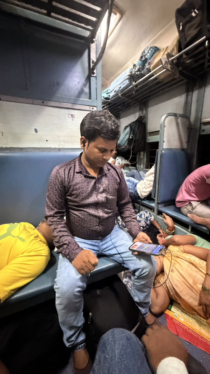 iAmAftabX7's tweet photo. आज ट्रेन में एक दृश्य देखा.!!!

कोई आराम से अपनी सीट पर बैठा था, तो कोई उसी सीट के नीचे और ज़मीन पर सिमटकर सोने को मजबूर था।

गरीबी इंसान से उसका सपना नहीं छीनती  सबसे पहले उसका आराम छीन लेती है।

जो लोग फ़र्श पर सो रहे हैं, यकीन मानिए उन्हें भी बर्थ पर सोना पसंद hoga  लेकिन मजबूरी अक्सर पसंद से बड़ी होती है।

इसलिए अगली बार ट्रेन में किसी को ज़मीन पर सोता देखें, तो उसका मज़ाक मत उड़ाइए हो सकता है वो अपनी नहीं अपने पूरे परिवार की ज़िम्मेदारियाँ उठा रहा हो। ❤️