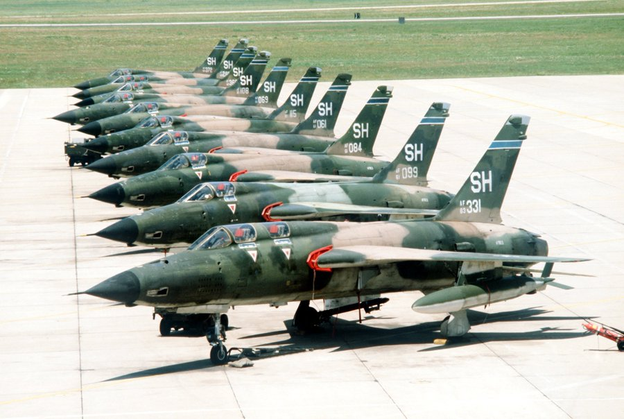 USAS_WW1's tweet photo. #avgeek #aviation #airplanes #USAF: Republic F-105 Thunderchief strike-fighter: YF-105A prototype ↙️ first flew October 22, 1955; 833 built 1955-1964. Variants: F-105B (71 built), all-weather F-105D (610), 2-seat F-105F trainer (143), EF-105F, and F-105G. How good was it? 🫡 🧵1/ https://t.co/5lcyD05SxC