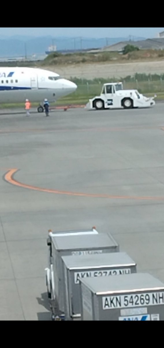 hujihond's tweet photo. 岩国錦帯橋空港
搭乗橋が外れプッシュバック、トーイングカーが離れ
いよいよ離陸かと思ってわくわくしてると
出るには出たがスルスルゆっくりタクシイング
ここは、まだ滑走路じゃなかったんだ
左左右右と回り込んで向かってくよ
その間にも海自ヘリや飛行艇が次次帰って来るよ
超 忙しい飛行場じゃね https://t.co/0KQ9J9Ie20