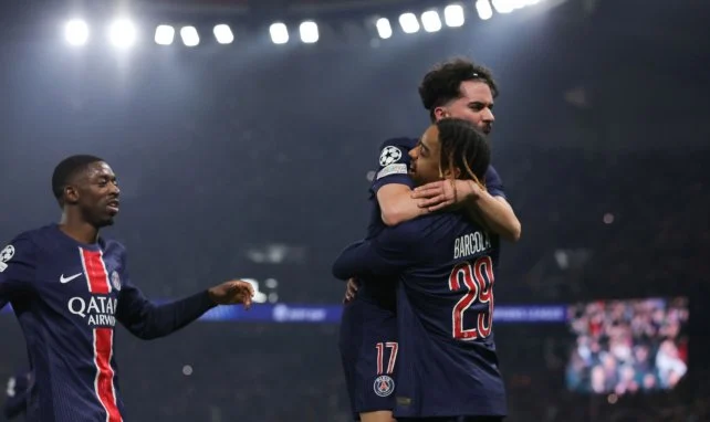 Paristeamfr's tweet photo. 🥹🥹 Bradley Barcola a choisi de rester ce samedi  à Paris afin de profiter de ses coéquipiers, au repos, et de leur faire ses adieux.

L’attaquant prendra ensuite la direction de Liverpool pour passer sa visite médicale dimanche, avant de signer dans la foulée son contrat de cinq ans  #PSG. ❤️💙