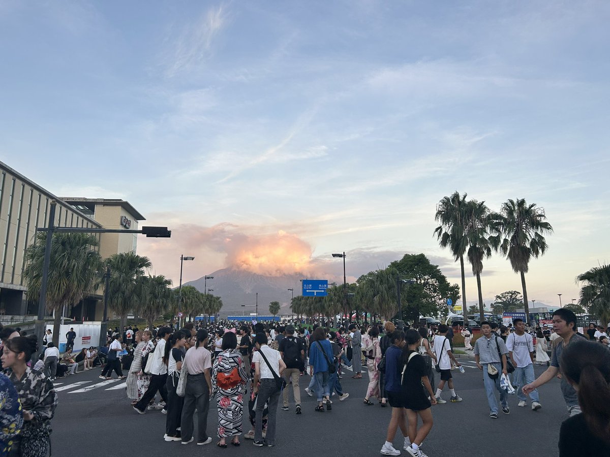 takke321's tweet photo. かごしま錦江湾サマーナイト大花火大会、会場入り。
今回は初めての北ふ頭エリア。昨年より少し早めの会場入りで、暮れなずむ桜島がよか眺め🌋 https://t.co/QbCmojLxIb