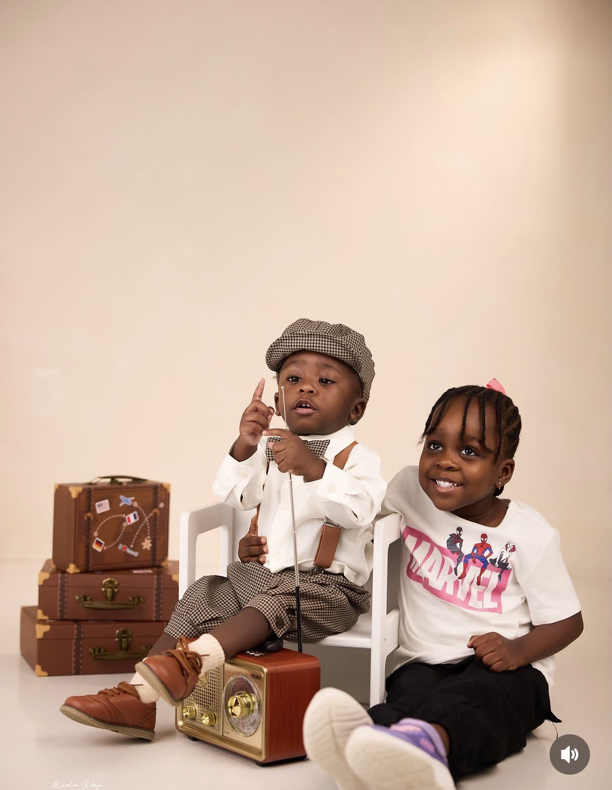 yabaleftonline's tweet photo. Lasisi Elenu, his wife, and their kids, Rain and River. https://t.co/un4fY58O8D