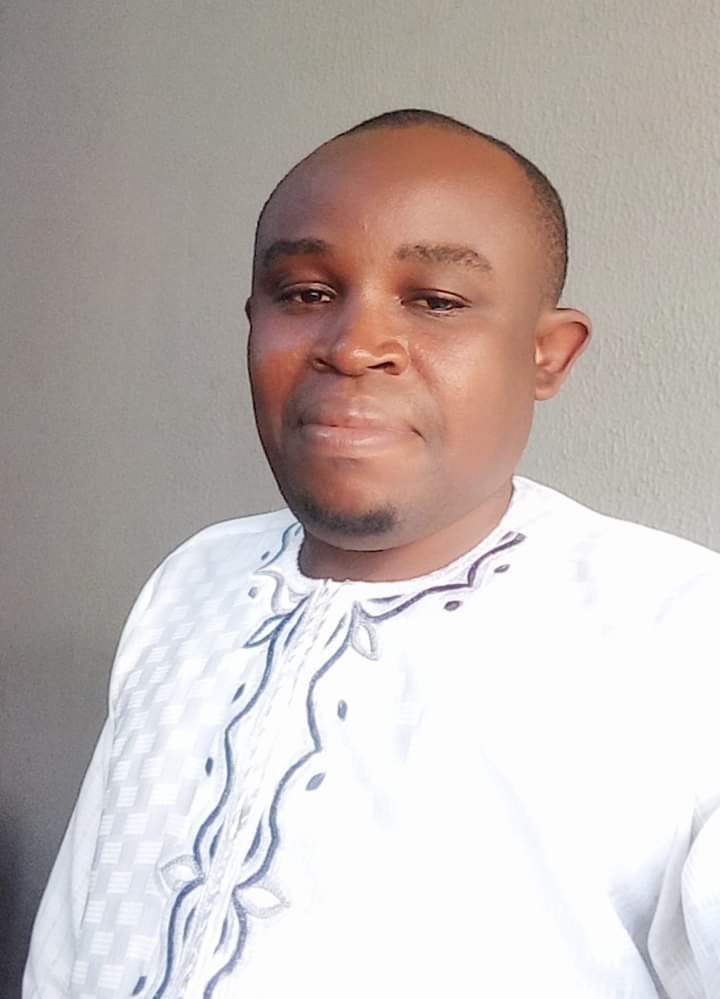 Bode_Oje's tweet photo. Kíni ohun tó dé tójú àgbà fi jìn?
Ohun ojú rí, ohun ojú ri ló mójú àgbà rí kótópó.
Kini ohun tó dé torí àgbà pá èèyàn ò mọ̀?
Ohun orí rọ́, ohun orí rọ́ ṣ'óun làgbà fí ń pá lórí.
Kíni ohun tó dé tínú àgbà gbinǹgbinnìkìn?
Ọ̀rọ̀ tó gbé, ọ̀rọ̀ tó gbé mì tí ò sọ ló ń múnú kún https://t.co/kDyDwsIzXf