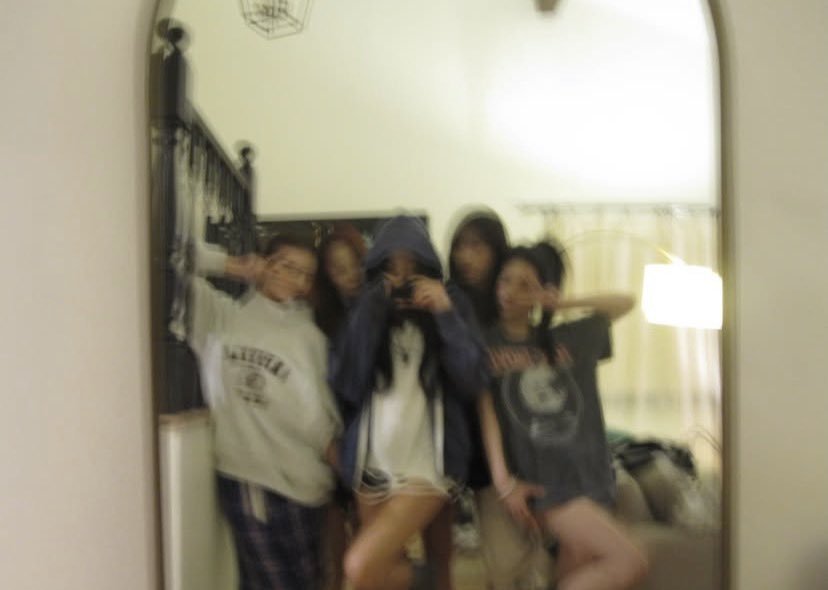 itsmeovv's tweet photo. Ella shared that when MEOVV came to her house in LA, their family dog that usually barks a lot, became so calm when met Sooin 🥹

#meovv #미야오 https://t.co/zMjP8VUxe7