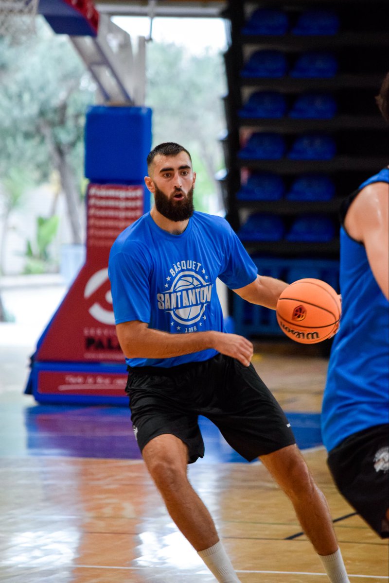 CBSantAntoni's tweet photo. 🔵 TORNAM A LA FEINA!

🏀 El balón vuelve a botar y el equipo ya trabaja sobre la pista preparando una nueva temporada.

💪 Primeros entrenamientos, primeras sensaciones y muchas ganas de seguir construyendo juntos todo lo que está por venir.

💙 Comença el camí. Som-hi!

#Classrentacaribiza #OrgullDeClub #UnaIslaEnLaGrada #UnaIllaUnDestí