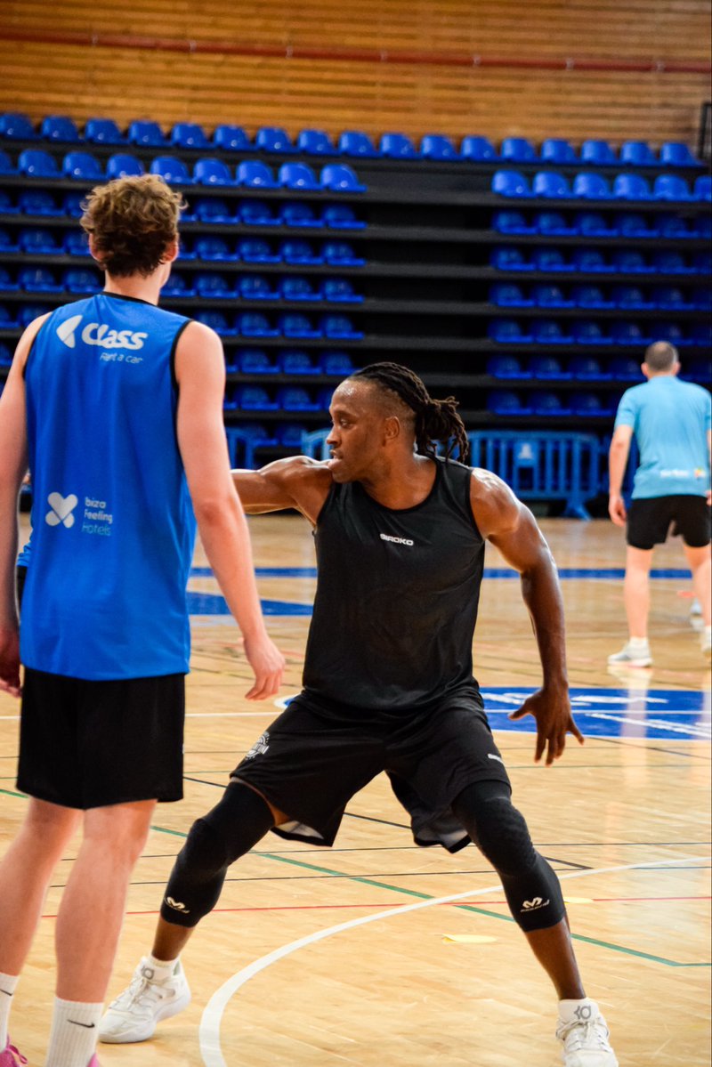 CBSantAntoni's tweet photo. 🔵 TORNAM A LA FEINA!

🏀 El balón vuelve a botar y el equipo ya trabaja sobre la pista preparando una nueva temporada.

💪 Primeros entrenamientos, primeras sensaciones y muchas ganas de seguir construyendo juntos todo lo que está por venir.

💙 Comença el camí. Som-hi!

#Classrentacaribiza #OrgullDeClub #UnaIslaEnLaGrada #UnaIllaUnDestí