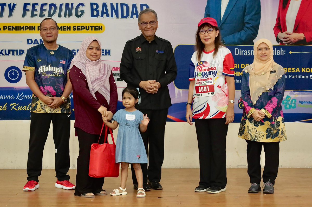 KKMPutrajaya's tweet photo. 𝐏𝐑𝐎𝐆𝐑𝐀𝐌 𝐂𝐎𝐌𝐌𝐔𝐍𝐈𝐓𝐘 𝐅𝐄𝐄𝐃𝐈𝐍𝐆 (𝐏𝐂𝐅) 𝐁𝐀𝐍𝐃𝐀𝐑: 𝐊𝐊𝐌 𝐏𝐄𝐑𝐋𝐔𝐀𝐒 𝐈𝐍𝐓𝐄𝐑𝐕𝐄𝐍𝐒𝐈 𝐏𝐄𝐌𝐀𝐊𝐀𝐍𝐀𝐍 𝐊𝐎𝐌𝐔𝐍𝐈𝐓𝐈 𝐁𝐄𝐑𝐒𝐀𝐌𝐀 𝐏𝐄𝐌𝐈𝐌𝐏𝐈𝐍 𝐒𝐄𝐓𝐄𝐌𝐏𝐀𝐓, 𝐓𝐀𝐍𝐆𝐀𝐍𝐈 𝐁𝐄𝐁𝐀𝐍 𝐁𝐄𝐑𝐆𝐀𝐍𝐃𝐀 𝐌𝐀𝐋𝐏𝐄𝐌𝐀𝐊𝐀𝐍𝐀𝐍 𝐊𝐀𝐍𝐀𝐊-𝐊𝐀𝐍𝐀𝐊

YB Datuk Seri Dr. Dzulkefly bin Ahmad, Menteri Kesihatan hari ini telah merasmikan Majlis Peluncuran Program Community Feeding (PCF) Bandar Bersama Pemimpin Parlimen Seputeh di Kompleks Kesihatan Muhibbah, Kuala Lumpur. Inisiatif intervensi pemakanan yang dirintis Kementerian Kesihatan Malaysia (KKM) sejak tahun 2013 ini kini diperluaskan ke kawasan bandar menerusi penglibatan langsung pemimpin setempat. 

Bagi Parlimen Seputeh, pelaksanaannya dijayakan dengan kerjasama YB Puan Teresa Kok Suh Sim, Ahli Parlimen Sepiteh.  

Kerjasama strategik antara KKM dan pemimpin setempat ini mencerminkan komitmen Kerajaan MADANI dalam menangani isu kesihatan awam melalui pendekatan seluruh masyarakat (whole-of-society approach).

Langkah ini amat penting berikutan situasi malpemakanan kanak-kanak bawah lima (5) tahun di Kuala Lumpur yang membimbangkan. Berdasarkan Tinjauan Kebangsaan Kesihatan dan Morbiditi (NHMS) 2022, sebanyak 12.4 peratus kanakkanak direkodkan kurang berat badan, 23.4 peratus bantut, 8.1 peratus susut, dan 7.5 peratus berat badan berlebihan. Realiti Beban Berganda Malpemakanan (Double Burden of Malnutrition) ini menuntut KKM bertindak lebih proaktif dengan turun terus ke komuniti, khususnya di kawasan berpendapatan rendah.

Inisiatif asal PCF Bandar telah digerakkan menerusi peruntukan khas KKM melibatkan pemberian sajian harian kepada 70 orang kanak-kanak di PPR Desa Tun Razak, Kuala Lumpur dan Apartment Fasa II Putrajaya. Menyedari keperluan untuk menjangkau lebih ramai kanak-kanak berisiko yang tidak hadir ke fasiliti kesihatan, model intervensi ini telah dikembangkan menerusi kerjasama strategik bersama Ahli Parlimen (PCF Bandar Bersama Pemimpin).  

KKM berhasrat menjadikan inisiatif ini sebagai model yang boleh diperluas ke kawasan lain mengikut keperluan setempat. 

KKM kekal komited untuk terus memperkukuh intervensi pemakanan di peringkat komuniti bagi membolehkan lebih ramai kanak-kanak menerima sokongan sewajarnya. Inisiatif ini mencerminkan iltizam Kerajaan MADANI bagi memastikan setiap kanak-kanak mendapat peluang membesar dengan sihat dan mencapai potensi optimum sebagai pelaburan berharga demi masa depan negara.  

Turut hadir YBhg. Datin Dr. Haliza binti Haji Abdul Manaf, Pengarah Kesihatan Negeri Wilayah Persekutuan Kuala Lumpur & Putrajaya dan  YBrs. Encik Nazli Suhardi bin Ibrahim, Pengarah Bahagian Pemakanan KKM.