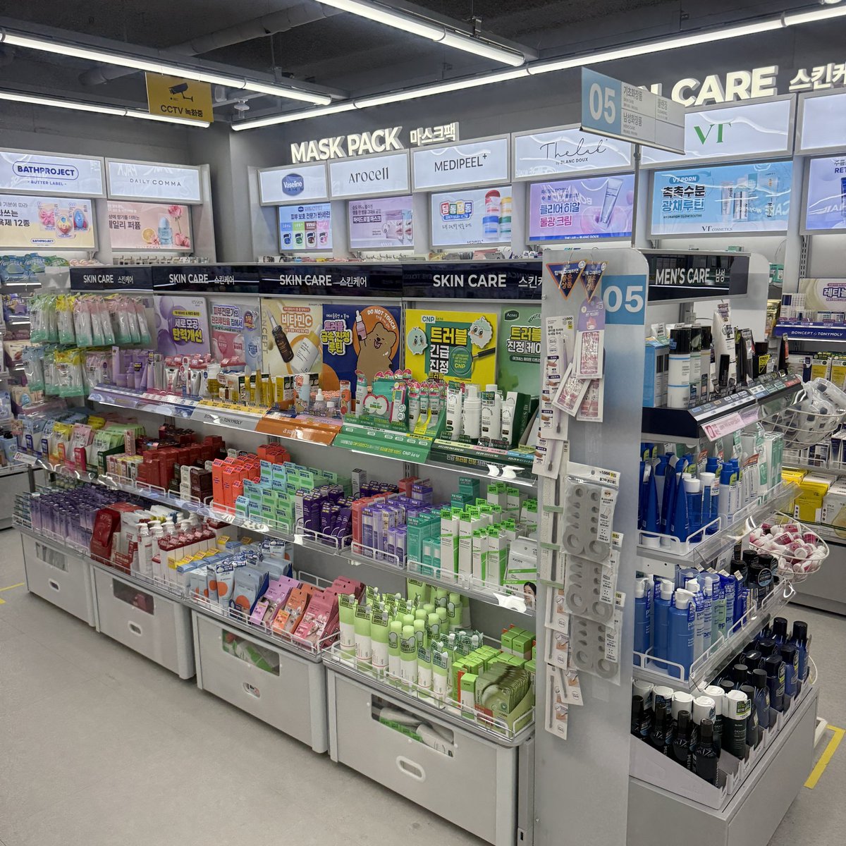 letstalkaboutKR's tweet photo. DAISO สาขาใหม่มาอีกแล้ว! 🛍️✨
Cheongdam Dosan Park อัพกุจองโรเดโอ

ใครมาเดินเล่นย่านนี้ต้องแวะเลยจ้า ~ 
ร้านใหญ่ ของเยอะมาก จัดโซนดี หาของง่าย
พวกเมคอัพสกินแคร์ที่หายากๆ สาขาอื่น
ที่สาขาเปิดใหม่มีของแน่นๆเลย

สาขานี้โลเคชันเริ่ด อยู่ในย่านเก๋ๆ อย่างย่านโดซาน จะมาคาเฟ่ ร้านอาหาร ช้อปปิ้ง แล้วอย่าลืมแวะ DAISO ต่อได้เลย

DAISO Cheongdam Dosan Park 
เปิด 09.00 - 22.00 น.
รถไฟใต้ดินสถานี Apgujeong Rodeo ทางออก 5 
📍 651-19 Sinsa-dong Gangnam-gu Seoul

#รีวิวเกาหลี