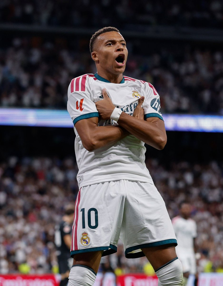 ActuFoot_'s tweet photo. « LE MEILLEUR JOUEUR DU MONDE, LE BALLON D’OR 🌕, N’A PAS BESOIN D’ÊTRE DU PSG OU DE L’ESPAGNE 🇪🇸 !!! ❌ 

NOUS SAVONS OÙ IL SE TROUVE ET C’EST ICI !!! IL A MARQUÉ L’HISTOIRE CET ÉTÉ ! » 🇫🇷👀

L’avis de José Mourinho 🇵🇹 sur le prochain Ballon d’Or 👇 :

« C'est une chose individuellement très belle et qui entre dans l'histoire individuelle d'un joueur. 

Le Ballon d'Or doit être l'un de ces joueurs qui marquent pour l'éternité lorsqu'ils se retirent : Ronaldinho, Ronaldo Nazario, Messi, Zidane... 

Vous ne pouvez pas donner le Ballon d'Or à quelqu'un parce qu'il a gagné la Coupe du monde ou l'Euro. ❌

Sinon dans cette logique vous devez le donner à Luis Enrique ou De la Fuente pour leur travail avec les deux équipes. 

Nous savons où il se trouve et c'est ici. Il est entré dans l'histoire cet été. Mais ensuite, il y a des questions politiques dans lesquelles je n'entre pas…. »

🎙️ conf. de presse