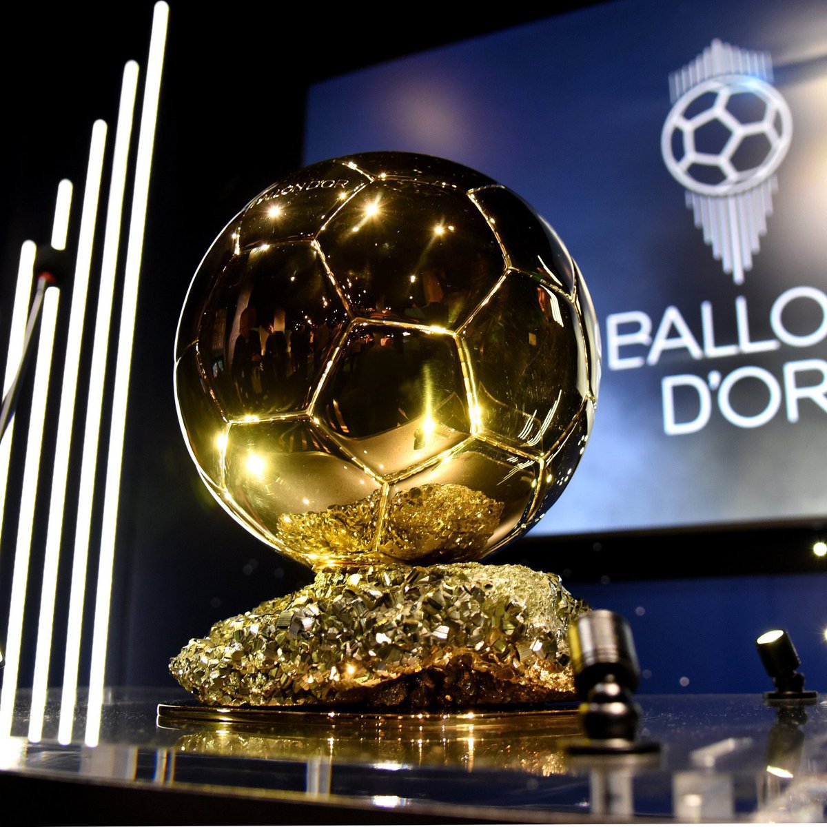 ActuFoot_'s tweet photo. « LE MEILLEUR JOUEUR DU MONDE, LE BALLON D’OR 🌕, N’A PAS BESOIN D’ÊTRE DU PSG OU DE L’ESPAGNE 🇪🇸 !!! ❌ 

NOUS SAVONS OÙ IL SE TROUVE ET C’EST ICI !!! IL A MARQUÉ L’HISTOIRE CET ÉTÉ ! » 🇫🇷👀

L’avis de José Mourinho 🇵🇹 sur le prochain Ballon d’Or 👇 :

« C'est une chose individuellement très belle et qui entre dans l'histoire individuelle d'un joueur. 

Le Ballon d'Or doit être l'un de ces joueurs qui marquent pour l'éternité lorsqu'ils se retirent : Ronaldinho, Ronaldo Nazario, Messi, Zidane... 

Vous ne pouvez pas donner le Ballon d'Or à quelqu'un parce qu'il a gagné la Coupe du monde ou l'Euro. ❌

Sinon dans cette logique vous devez le donner à Luis Enrique ou De la Fuente pour leur travail avec les deux équipes. 

Nous savons où il se trouve et c'est ici. Il est entré dans l'histoire cet été. Mais ensuite, il y a des questions politiques dans lesquelles je n'entre pas…. »

🎙️ conf. de presse