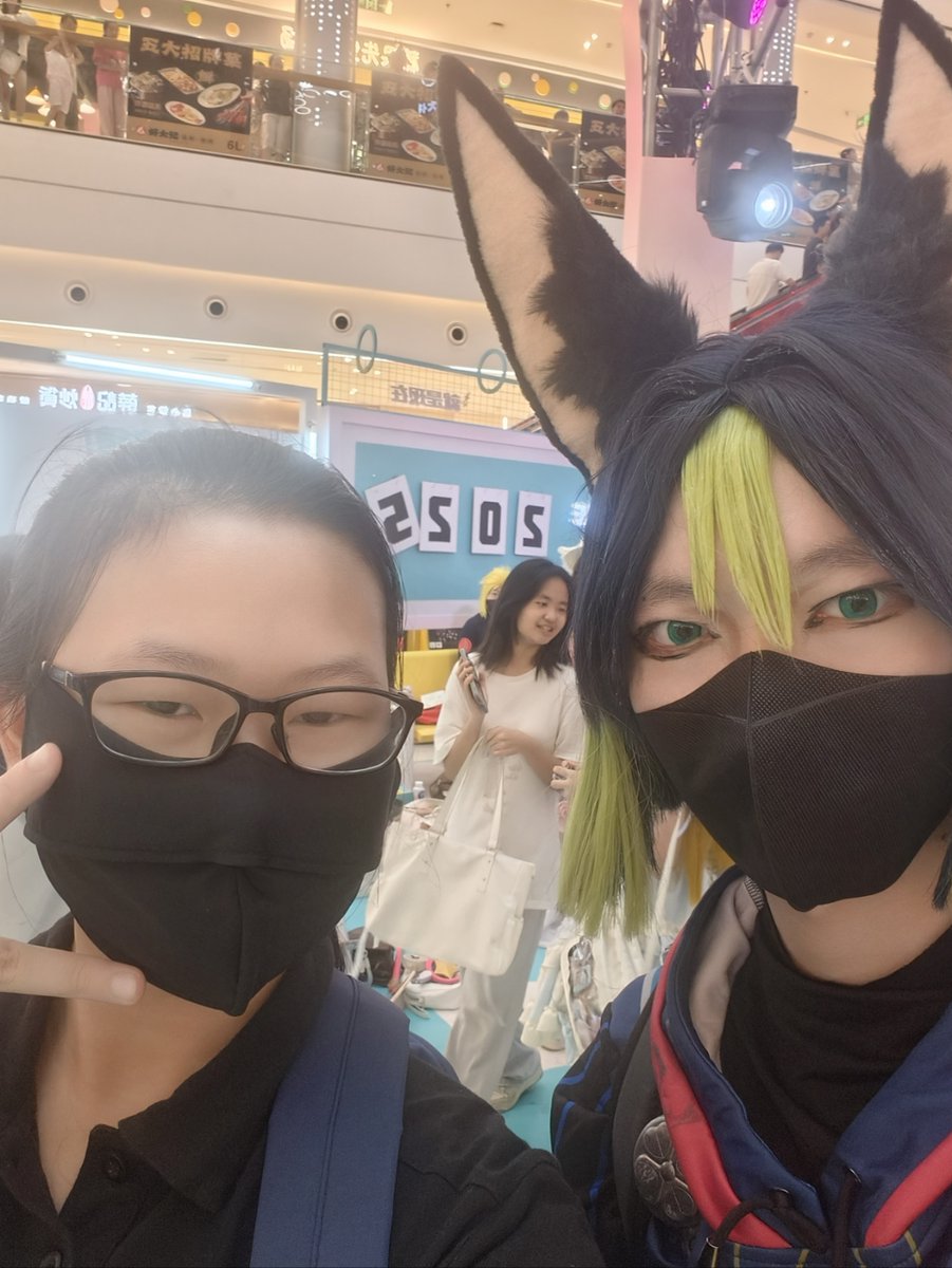 ariae332349's tweet photo. Just checked in at the annual Comic Con! Met awesome cosplayers, scored exclusive merch and had the most fun fangirl/boy moment today https://t.co/BMzaBTYWMR