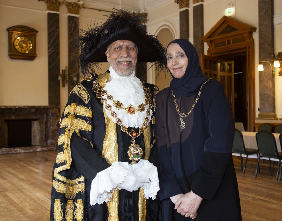 pfa753's tweet photo. Royaume-Uni :
Le maire de Birmingham de souche pakistanaise et son conseil municipal ont décidé d'interdire les drapeaux anglais et britanniques pour protéger la "sécurité publique".
Jusqu'à 2 ans de prison prévus si l'on dresse l'un de ces drapeaux. https://t.co/YHkx0v9nSA